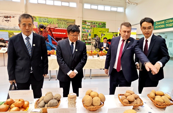 吴普特考察白俄罗斯国立农业技术大学科技成果展_副本.jpg