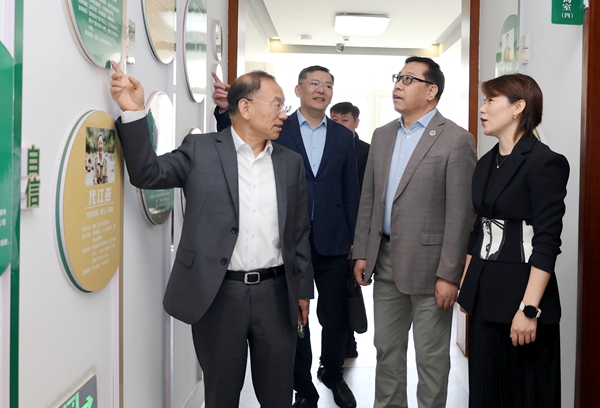 黄思光实地走访心理发展与教育中心.jpg