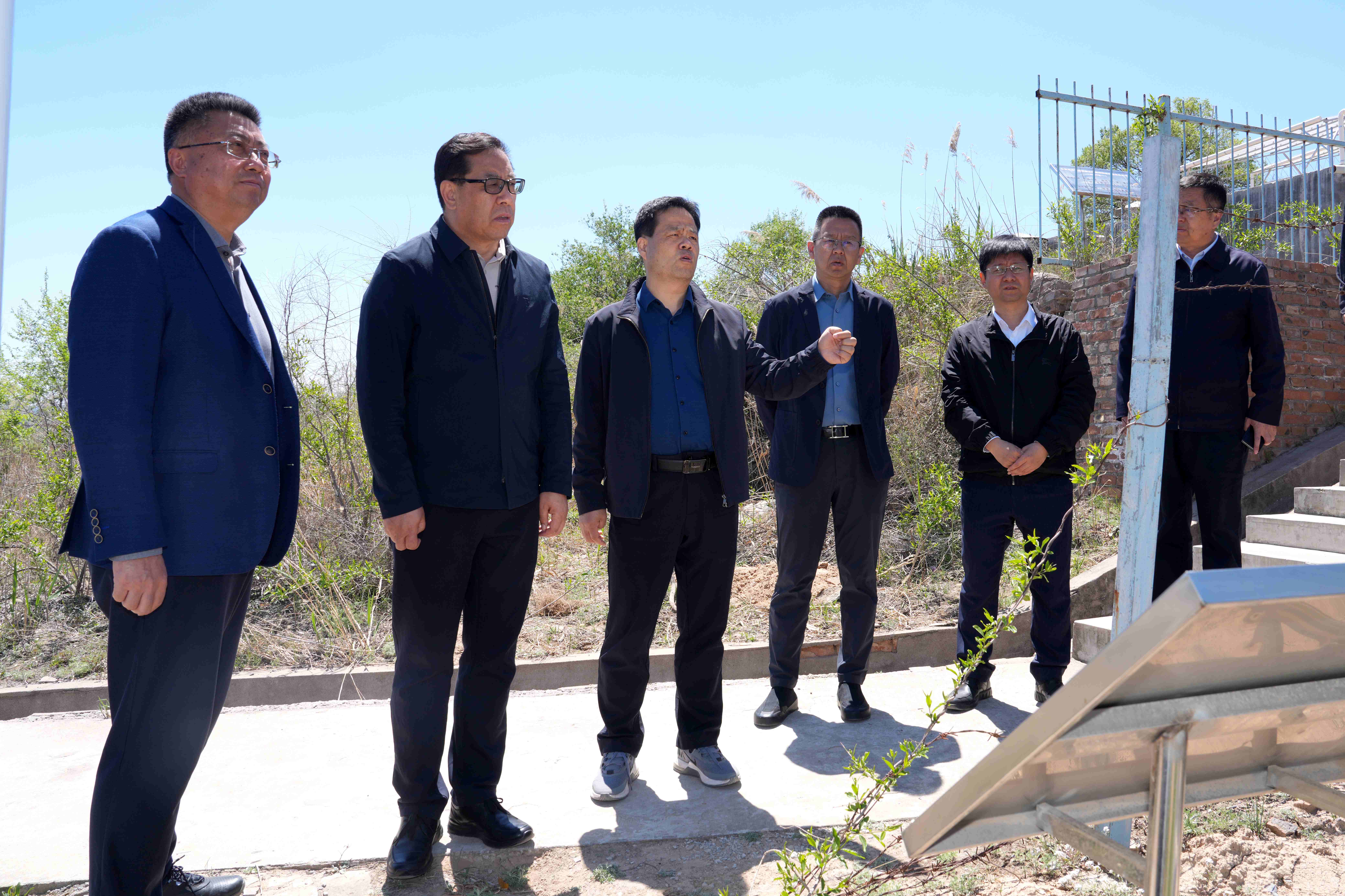 黄思光在安塞水土保持试验站听取小流域综合治理介绍.jpg