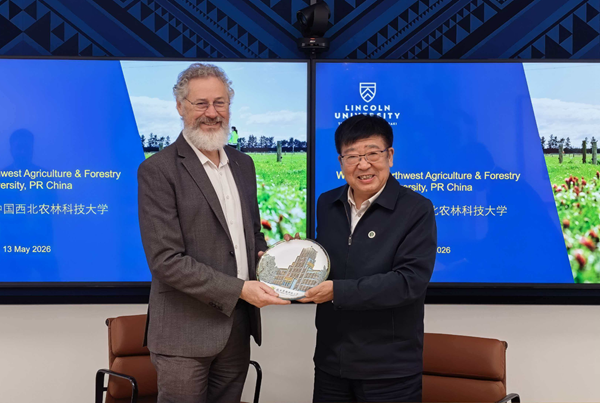 吴普特向林肯大学教务长Chad Hewitt赠送校徽纪念品.png