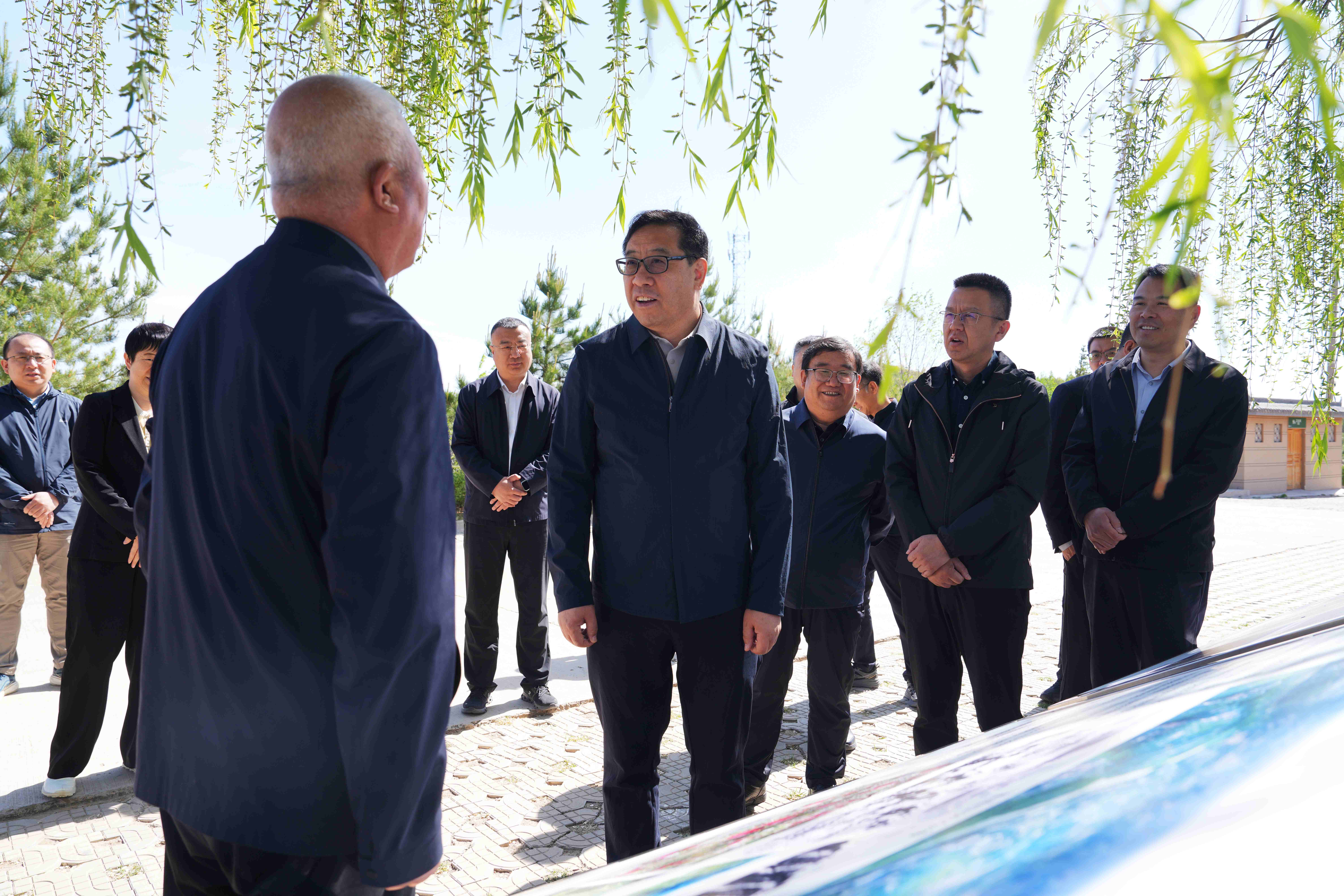 黄思光在米脂县高西沟村实地调研黄土高原丘陵沟壑区生态环境治理.jpg