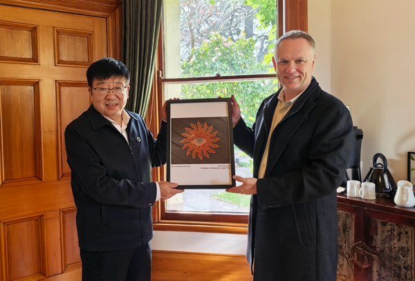 梅西大学校长Pierre Venter向吴普特赠送纪念品.png