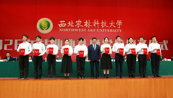 校长吴普特为2026届校友联络员代表颁发聘书并合影留念.jpg