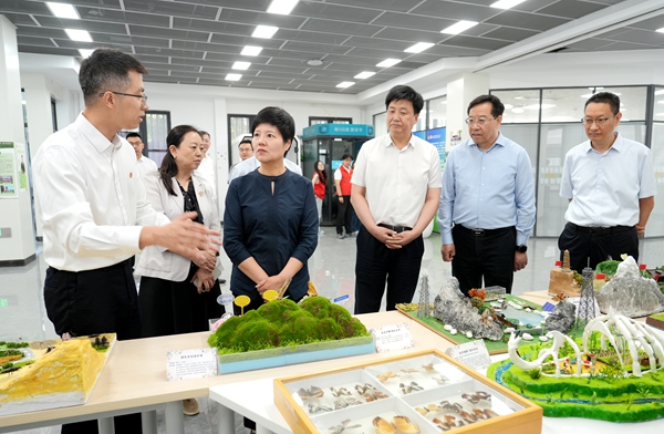 蔡丽新在我校北校区“一站式”学生社区调研.jpg
