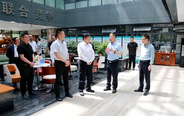 甘肃农业大学校长柴强（右二）向吴普特一行介绍省部共建干旱生境作物学国家重点实验室建设情况.jpg