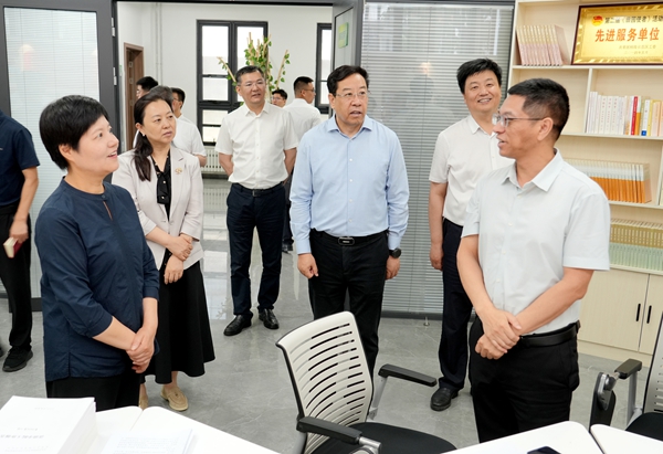 蔡丽新与我校人文社会发展学院刘鹏副教授交流“法治小院”志愿服务工作情况.jpg