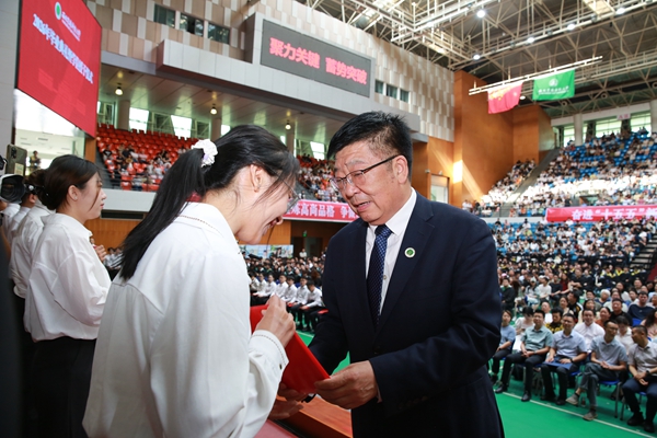 校长吴普特为获奖学生代表颁奖.jpg
