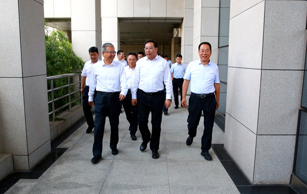 黄思光与宝鸡市委书记陈晓勇（左）交流.jpg