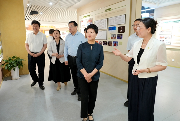 蔡丽新在我校校史馆调研.jpg
