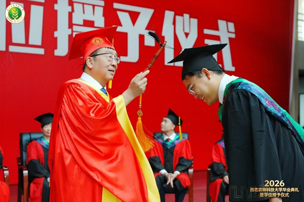 毕业典礼后举行了学位授予仪式，校长吴普特逐一为毕业生拨穗.jpg