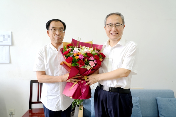 7陈红看望慰问全国第五批样板支部、机械工程教师党支部书记李群卓副教授.jpg