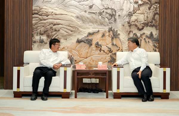 2新疆生产建设兵团党委常委杨宏斌会见吴普特一行.jpg