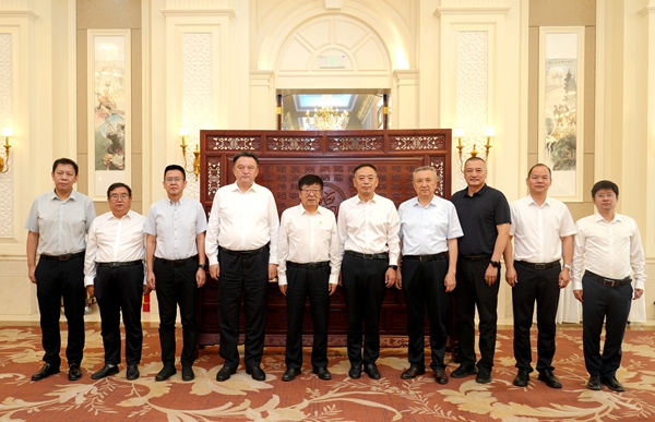 10吴普特与伊犁州党委书记杨秀理、州长叶尔夏提会谈并合影留念.jpg