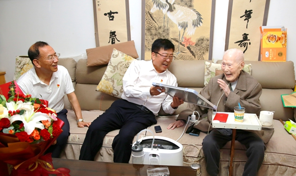 3吴普特、闫祖书看望慰问新中国成立前入党老党员熊运章教授.jpg