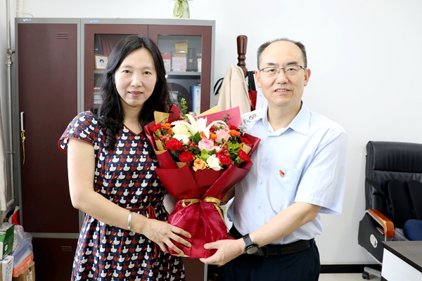 18庄世宏看望慰问党员人才代表李文利教授.jpg