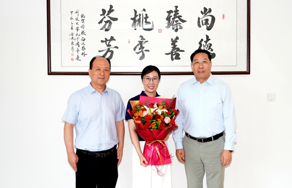 2黄思光、韦革宏看望慰问陕西省优秀党务工作者胡巧娟.jpg