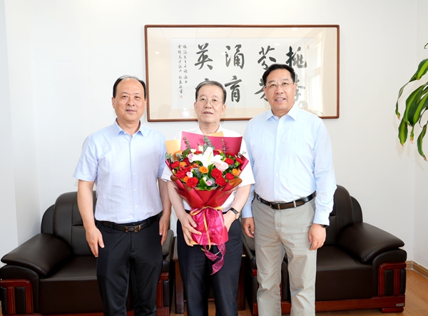 1黄思光、韦革宏看望慰问陕西省优秀共产党员张涌院士.jpg