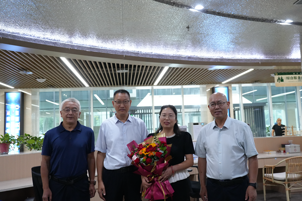31.孙马看望慰问图书馆王芹副研究馆员.png