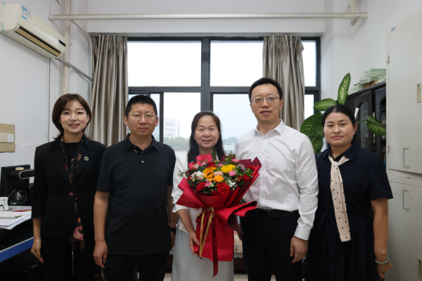 36.张宏鸣看望慰问陕西省教学领军人才、化药学院耿会玲教授.png