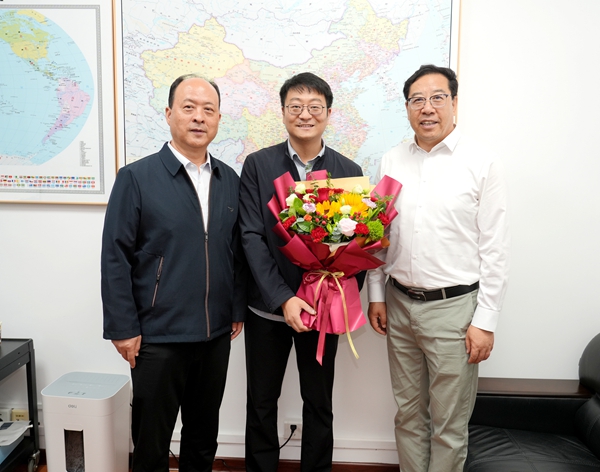 5.黄思光、韦革宏看望慰问信息学院院长方鹏飞教授.jpg