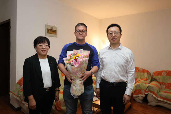 41.张宏鸣看望慰问语言文化学院外教马修·布勒曼.png