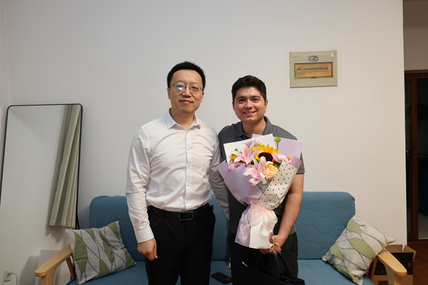 39.张宏鸣看望慰问梅西学院外教佩雷斯·拉蒙·阿隆索.png