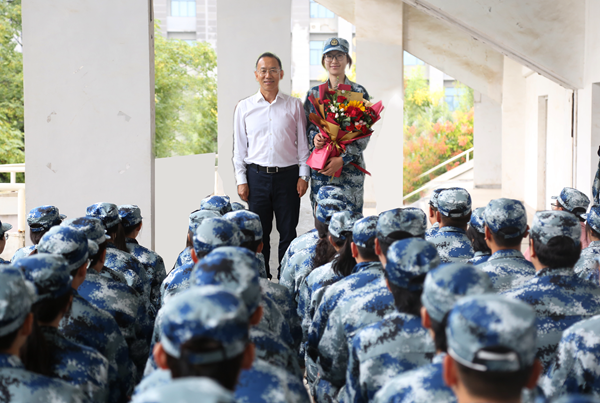 20.闫祖书看望慰问新入职辅导员、水保学院陈怡汀.png