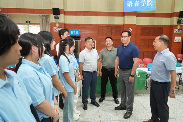 3.黄思光在新生报到现场了解学院迎新工作情况并与师生亲切交流.jpg