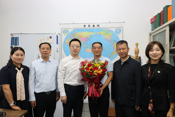 37.张宏鸣看望慰问葡萄酒学院刘树文教授.png
