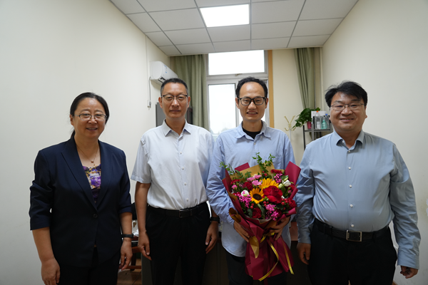 30.孙马看望慰问新入职教师、草业学院青年教授任小龙.png