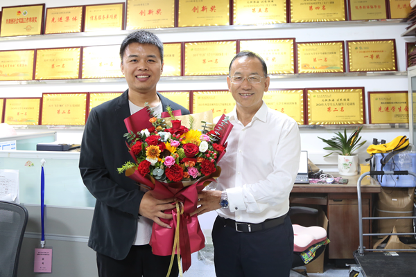 18.闫祖书看望慰问辅导员协会副会长、动医学院辅导员王志凯.png