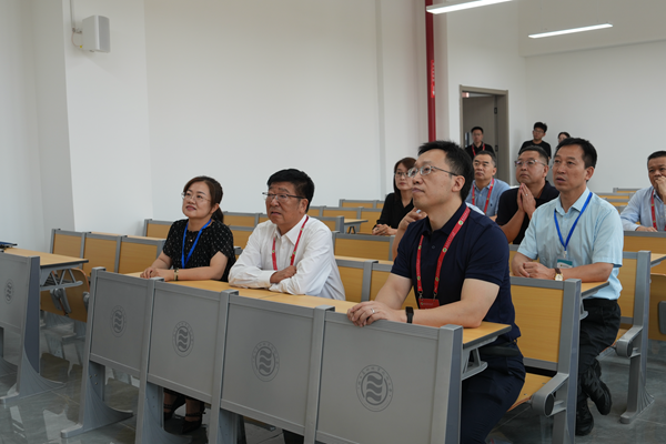 4.吴普特在滨河公寓智慧教室电子屏查看教师授课情况.png