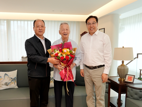 1.黄思光、韦革宏看望慰问山仑院士.jpg