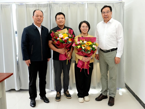 3.黄思光、韦革宏看望慰问海外优青、园艺学院原玉林、黄丽教授.jpg