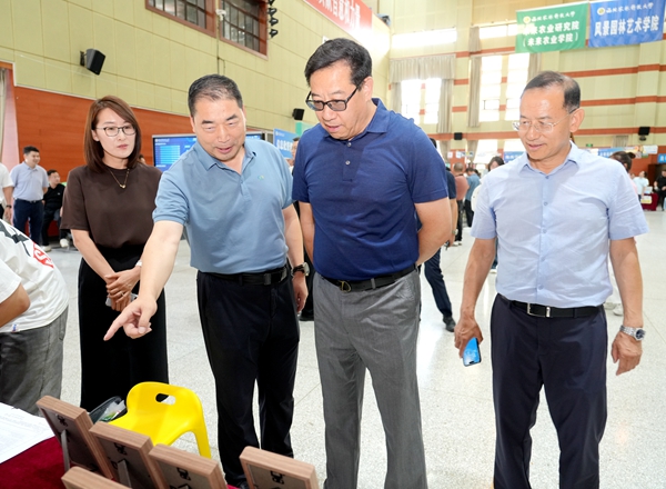 2.黄思光在新生报到现场了解学院迎新工作情况.jpg