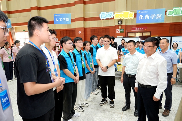 13.吴普特在北校区绣山活动中心迎新现场与新生亲切交流.jpg