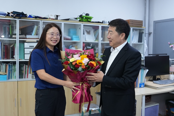 24.房玉林看望慰问植保学院王宁教授.jpg