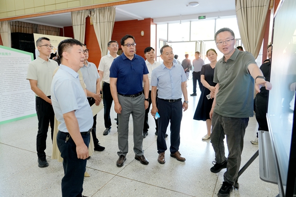 1.黄思光在北校区绣山活动中心迎新场了解新生报到实时数据.jpg