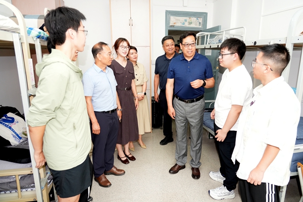 8.黄思光在北校区学生宿舍亲切看望新生.jpg