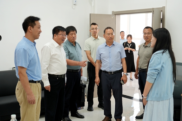 23.吴普特在滨河公寓与辅导员亲切交流.jpg