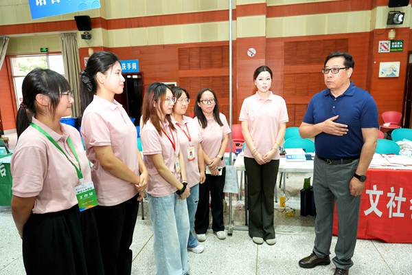 6.黄思光看望学生志愿者并与大家亲切交流.jpg