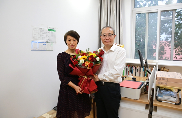 16.陈红看望慰问人文学院梁运娟副教授.jpg