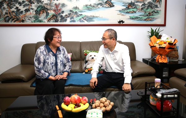 13.陈红看望慰问林学院退休教授、陕西省林业产业突出贡献专家翟梅枝.jpg
