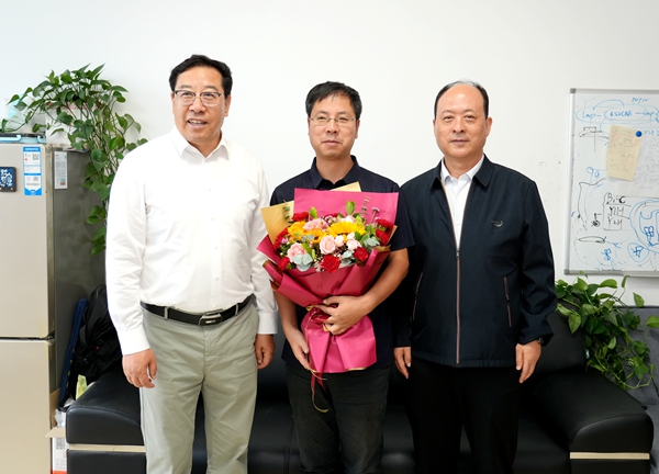 4.黄思光、韦革宏看望慰问生命学院张余周教授.jpg