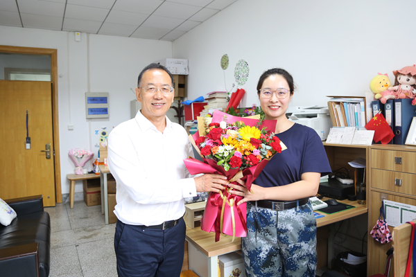 19.闫祖书看望慰问人工智能与机器人学院2026级新生辅导员杨若兰.png