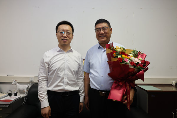 35.张宏鸣看望慰问动医学院马保华教授.png