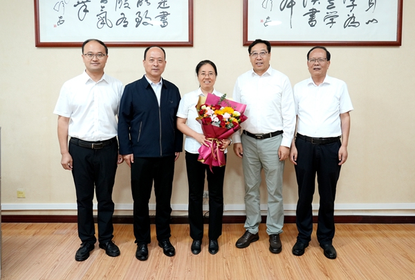 6.黄思光、韦革宏看望慰问附中语文教师田鲜妮.jpg