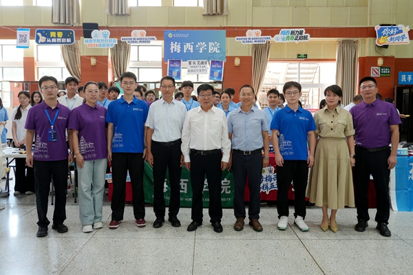 16.吴普特了解梅西学院迎新工作情况并与师生合影留念.jpg