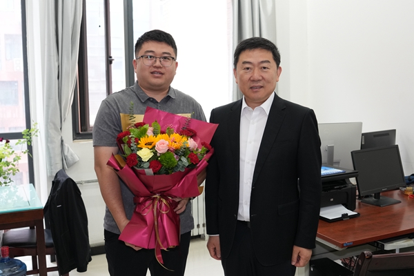 26.房玉林看望慰问园艺学院青年教授祝令成.jpg