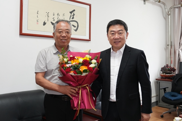 27.房玉林看望慰问水保学院李鸣雷教授.jpg